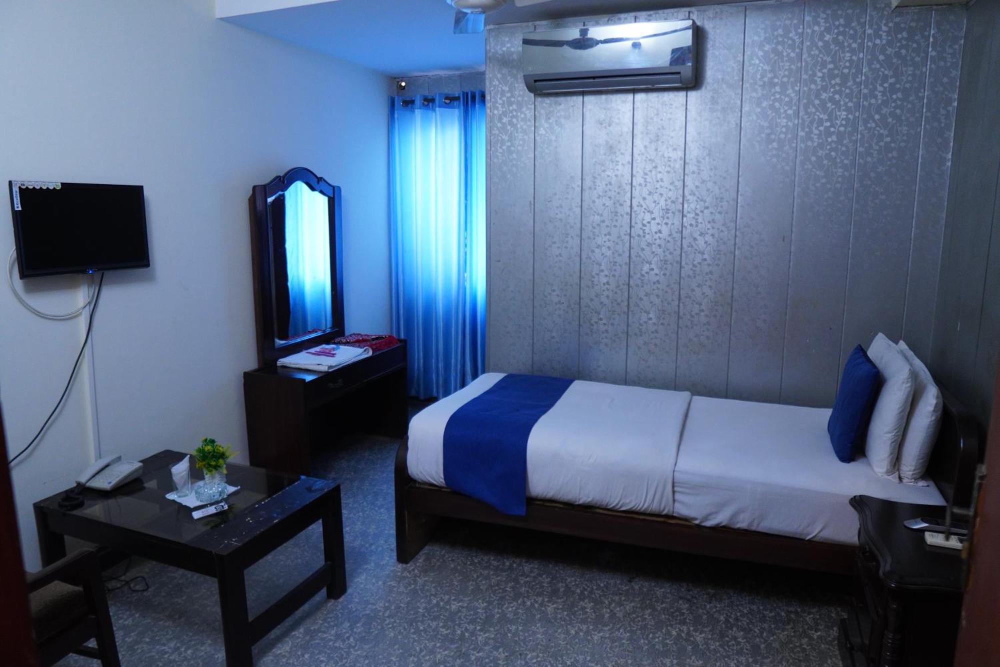 National Hotel Lahore Exterior photo