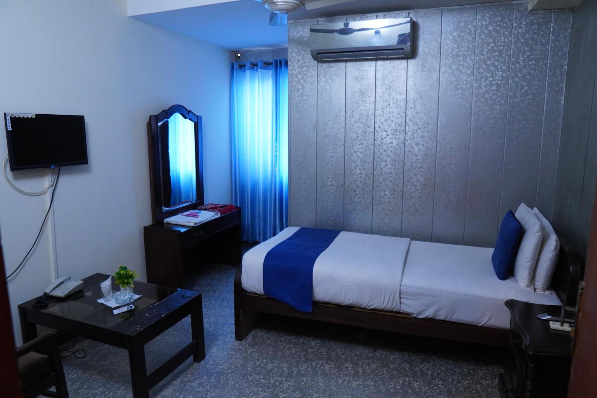 National Hotel Lahore Exterior photo
